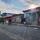 Operativo en Garrapata, Eloy Alfaro: autoridades aprehenden a alias Javier Anchico y otro integrante de “Los Chechenos”, con armas, municiones y embarcaciones incautadas.