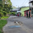 Militares y vecinos permanecen en la Isla Luis Vargas Torres, sector donde la tarde del 8 de abril fue asesinado George Gregorio Gómez Quintero.