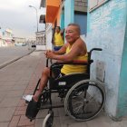 La vereda afuera de su casa se ha convertido en su refugio para escapar del encierro y la tristeza.