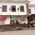 La joven fue llevada al hospital donde le practicaron una cesárea de emergencia y le retiraron al bebé sin vida.