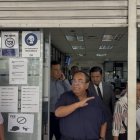 Rosero salió del edificio La Merced acompañado de más de 15 personas.