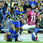 Jáminton Campaz (i) de Rosario disputa un balón con Daykol Romero de Independiente del Valle .