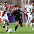 Héctor Cuellar (i) de Always disputa el balón con Jesús Pretell de Liga de Quito.