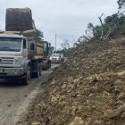 El Ministerio de Infraestructura y Transporte realizó trabajos de limpieza por deslizamientos en la vía E69, Sozoranga - Macará, sector Pénjamo, el 9 de abril.