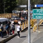 La crisis política se traslada al comercio y pone en riesgo la integración andina y miles de empleos.