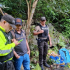 Personal de la Policía Nacional y Dinased, durante el procedimiento de levantamiento de los cuerpos en la madrugada del viernes.