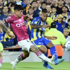 Jáminton Campaz (d) de Rosario disputa un balón con Jordy Alcívar de Independiente del Valle.