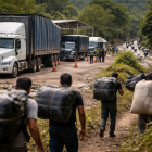 Tensión Ecuador - Colombia: recreación con IA de pasos informales y transporte de mercancías en zona fronteriza.