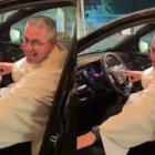 El sacerdote aparece subido al auto premiado tras el sorteo.