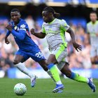 Moisés Caicedo (i), de Chelsea, en la marca a un atacante de Manchester City.