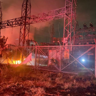 El fuego comprometió un transformador dentro de la infraestructura eléctrica.