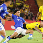 El jugador de Barcelona SC Milton Céliz (cayendo) no estará contra Boca Juniors.