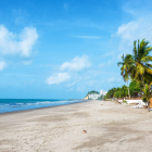 Feriados de mayo de 2026: oportunidades para visitar las playas de Ecuador, como la de Same.