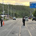 Operativo policial en el ingreso a Tonsupa, donde agentes controlan el tránsito tras el ataque armado que dejó una mujer fallecida y tres heridos.