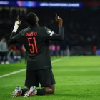 Willian Pacho ecuatoriano del PSG que juega la Champions.