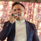 Julio Capaje, conocido como Jota Cajape, es cantante profesional. Se inició a los 14 años en el mundo de la música, que le viene por herencia de su abuelo