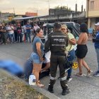 Agentes de la Policía Nacional acordonan la vía en La Unión de Quinindé, donde el mototaxista Édgar Aroca, conocido como “Polaco”, perdió la vida tras impactar contra una camioneta.