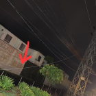 Personal técnico de CNEL trabaja en la línea de subtransmisión donde se registró la afectación en el hilo de guarda en la vía a Samborondón.