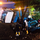 Camión de camarones se viró en vía a la costa y la gente se aprovechó.
