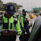 Agentes de tránsito son investigados tras presunta toma indebida de productos en un siniestro vial en Guayaquil.