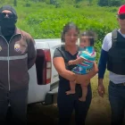 La niña de un año fue encontrada en un inmueble rústico junto a la mujer que la cuidaba.