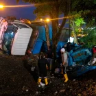 El camión quedó virado en medio del carril central, en una cuneta de aguas lluvias, en horas de la madrugada de ayer.