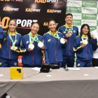 Los marchistas junto a sus entrenadores mostraron las medallas logradas en Brasil.