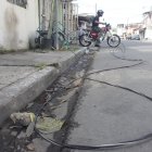 Vecinos del sur de Guayaquil pasaron la noche sin energía eléctrica tras la caída de un cable.