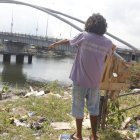 Agentes de Criminalística y Dinased realizaron el levantamiento de indicios en la orilla del Estero Salado tras el hallazgo reportado por moradores del sector.