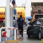 Conductores cargan combustible en Guayaquil en medio del nuevo ajuste de precios registrado en este mes.