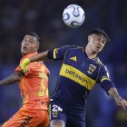 Adam Bareiro (d) de Boca disputa el balón con Matías Lugo de Barcelona.