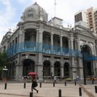 La Policía los encontró en flagrancia dentro de un taller. El Municipio anunció sanciones y cooperación.