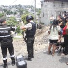 Moradores salieron de sus casas para ver si reconocían al fallecido.