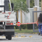 Violento ataque armado en la vía La Aurora, en Daule, dejó un fallecido y un herido dentro de un vehículo.