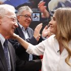Álvaro Uribe Vélez (i) y Paloma Valencia, candidata presidencial por el partido uribista Centro Democrático.