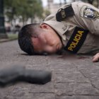 El uniformado habría perdido el conocimiento cuando lo atacaron.