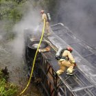 El bus se quemó en su totalidad tras el accidente en Azuay.