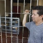 Wilber Estrella abrió su negocio, ayudado por la batería de su vehículo.