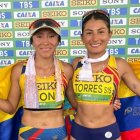 La tricolor Nathaly León (i) posa tras la prueba de los 42 kilómetros en Brasil.