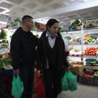 Los compradores racionan y disminuyen la cantidad de cosas que llevan.