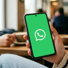 El nuevo diseño Liquid Glass de WhatsApp renueva botones, menús y barra de pestañas con un estilo más dinámico y moderno.