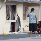 Vehículo impactado contra una vivienda en Socio Vivienda 4, tras un ataque armado que dejó dos personas fallecidas en Guayaquil.