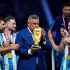 Claudio 'Chiqui' Tapia con el trofeo del Mundial 2022 que ganó la Albiceleste.