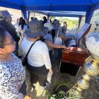 Los restos de Ariel, de 20 años, son velados en la calle. Sus restos serán sepultados hoy.