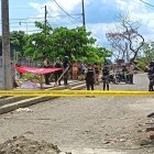 La mujer cayó en la vereda tras los impactos de bala.