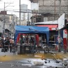 La Policía llegó al lugar para resguardar el perímetro e iniciar las investigaciones. Moradores y familiares de las víctimas permanecían alarmados.