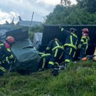 Los bomberos ayudaron a extraer los cuerpos que quedaron debajo de la carrocería.