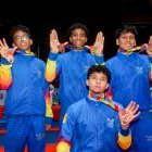 Dominick Godoy (c) con el oro en all around y junto a los tres compañeros con los que logró bronce en la división por equipos.