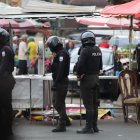 Agentes de la Policía Nacional acordonan la escena del crimen en el sector del Camal.