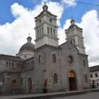Frente al parque central de la parroquia, el templo paseño se impone por su estilo arquitectónico.
